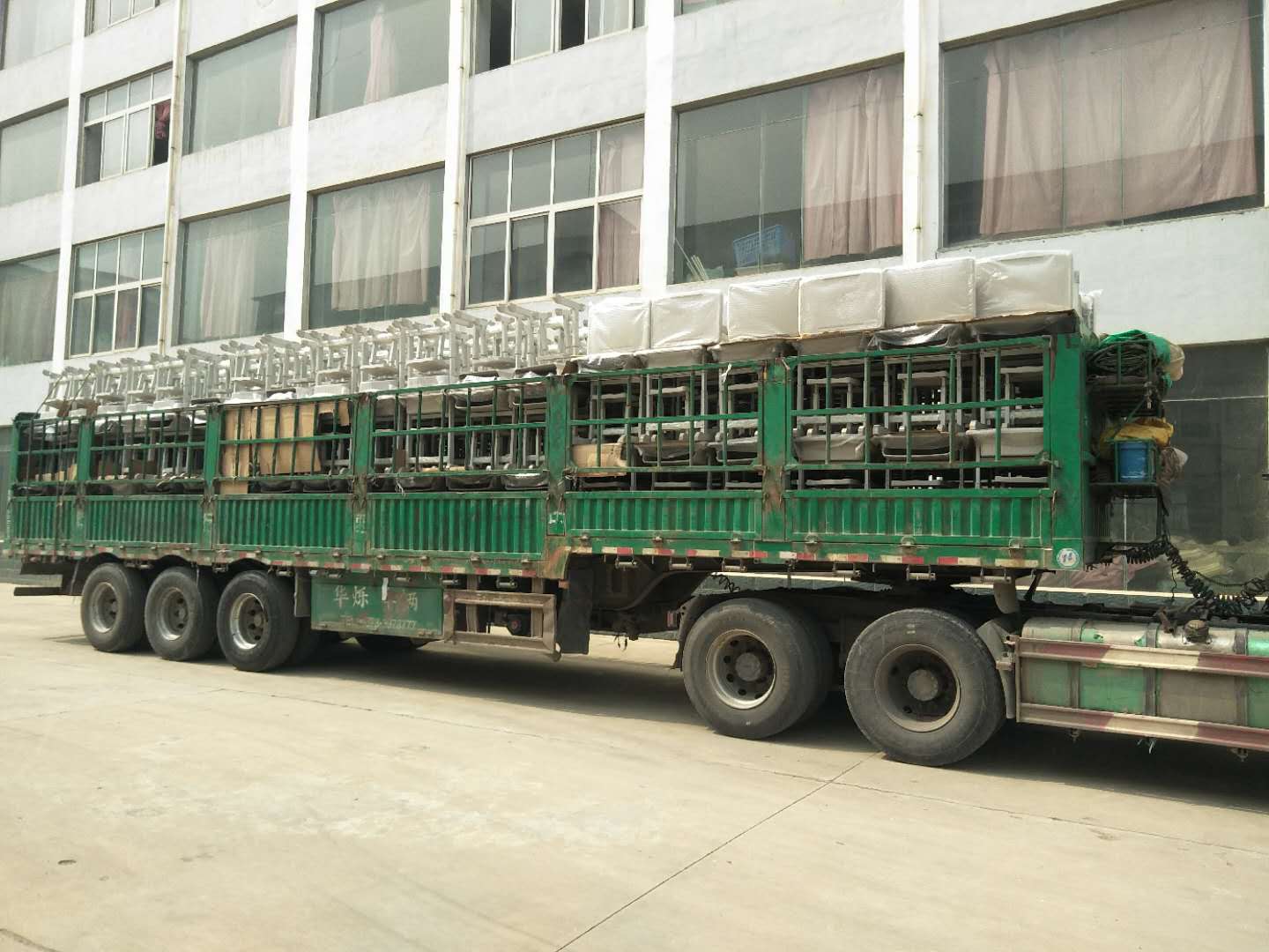 案例|睿學(xué)卓藝4000余套課桌椅批量發(fā)貨，交付客戶