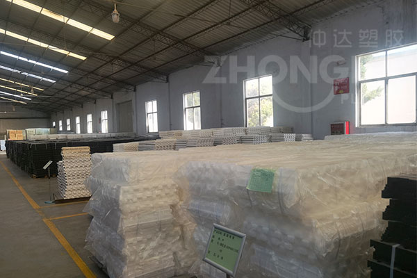 現(xiàn)代化養(yǎng)豬場塑料漏糞板特點有哪些？